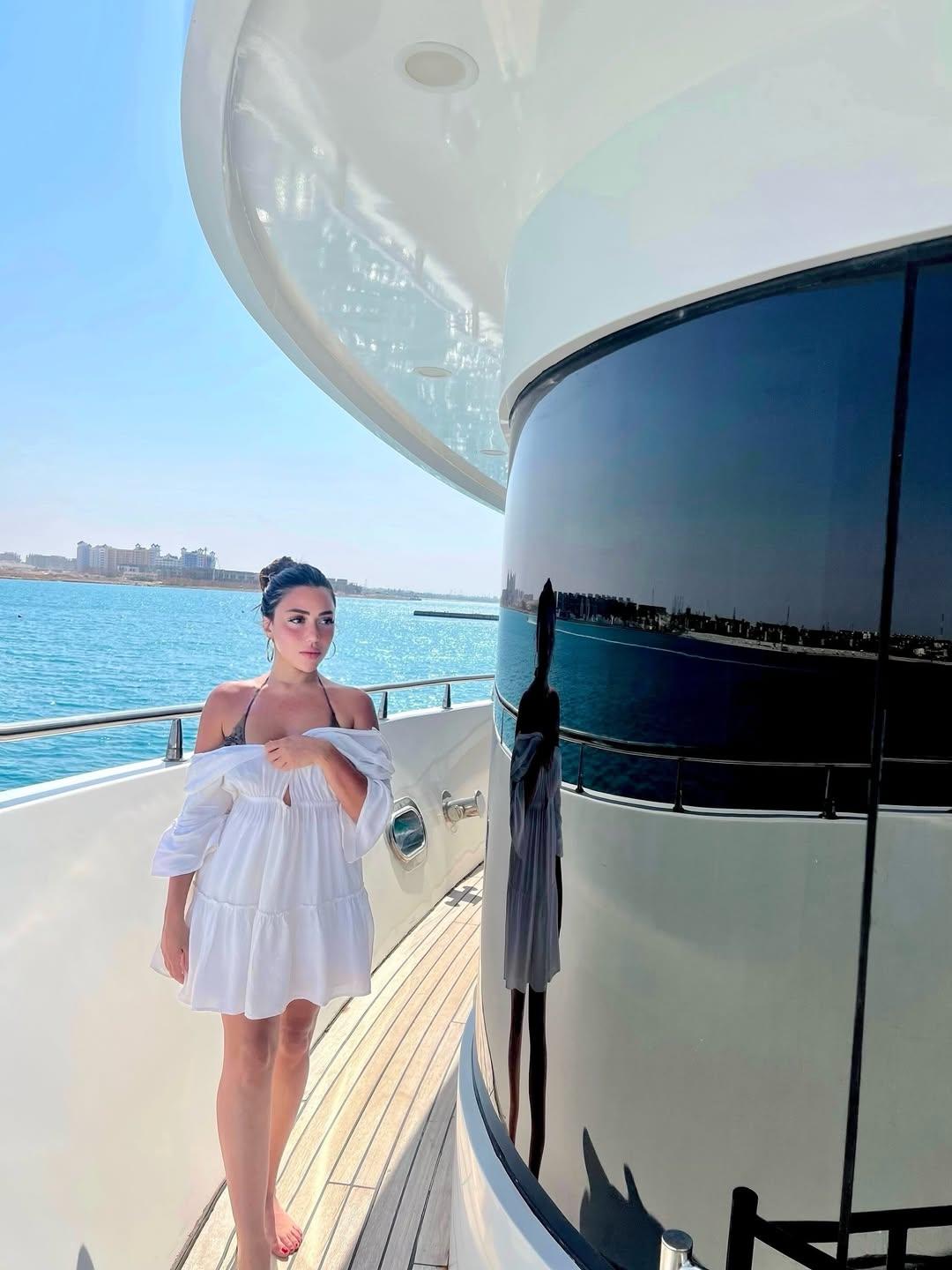 سارة سلامة تخطف الأنظار بإطلالات جذابة في فرنسا