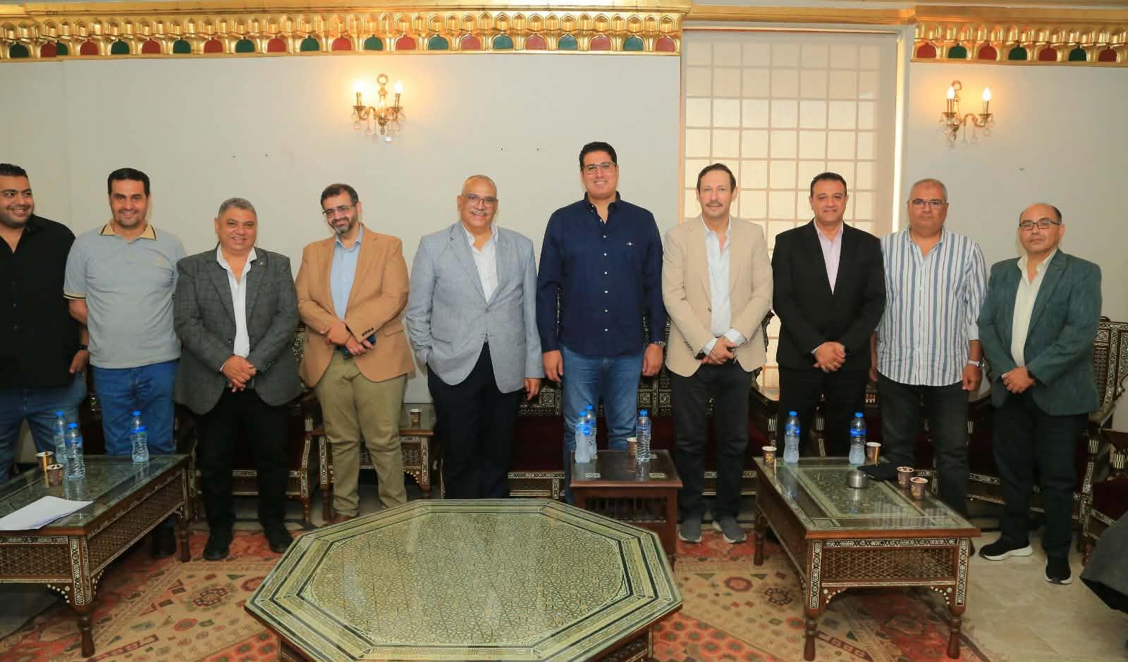 اجتماع بالمسرح القومي مع حي الموسكي لمتابعة أعمال تطوير المنطقة الثقافية 