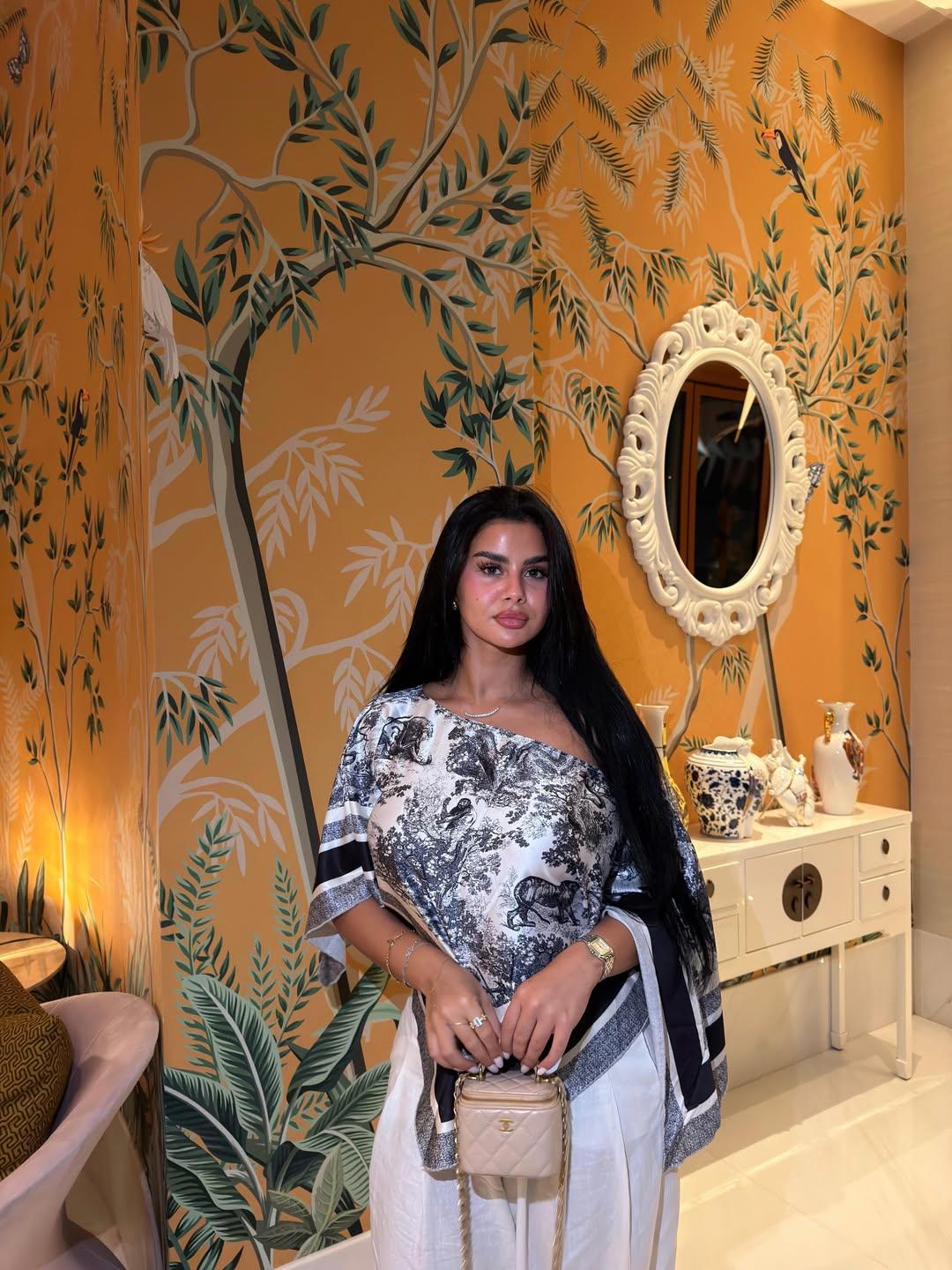 منة عرفة تتألق وتخطف الأنظار بإطلالات جذابة في دبي وقطر