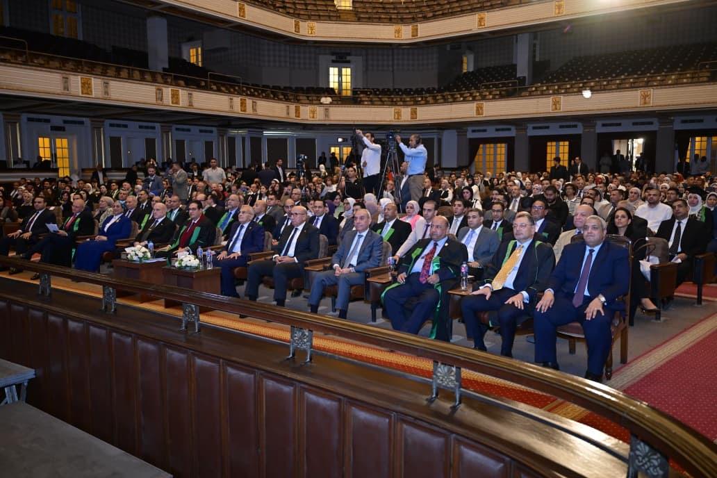 "حقوق القاهرة" تكرم رموز الهيئات القضائية من خريجيها ورائدات العمل القضائي، وتحتفي بأوائل دفعة 2025 