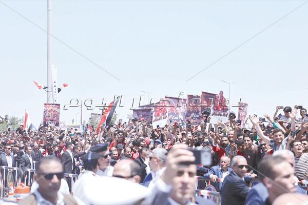 حشود من كل محافظات مصر فى مطار العلمين استقبال تاريخى لأبطال المنتخب الوطنى| صور