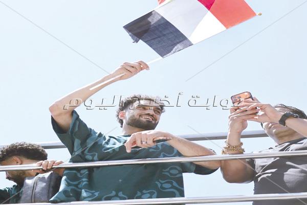 حشود من كل محافظات مصر فى مطار العلمين استقبال تاريخى لأبطال المنتخب الوطنى| صور