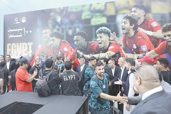 حشود من كل محافظات مصر فى مطار العلمين استقبال تاريخى لأبطال المنتخب الوطنى| صور