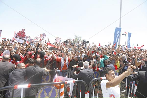 حشود من كل محافظات مصر فى مطار العلمين استقبال تاريخى لأبطال المنتخب الوطنى| صور