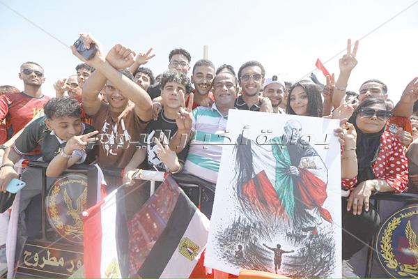 حشود من كل محافظات مصر فى مطار العلمين استقبال تاريخى لأبطال المنتخب الوطنى| صور