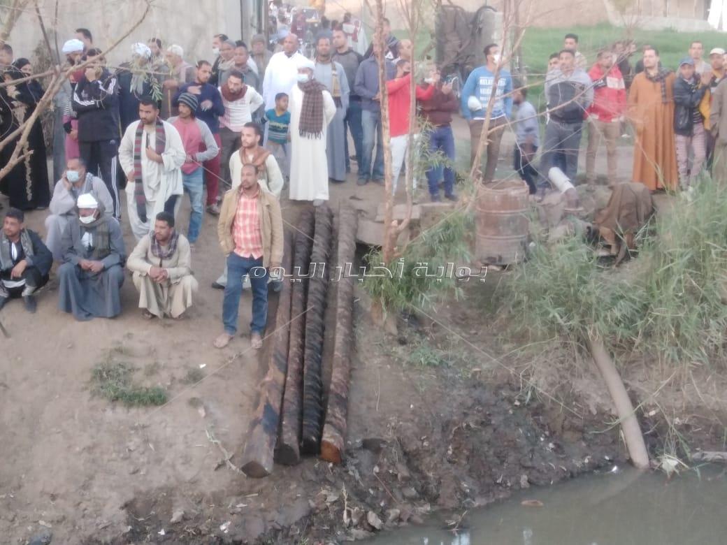 «أوناش السكك الحديدية» ترفع حطام حادث قطار سوهاج| فيديو ...