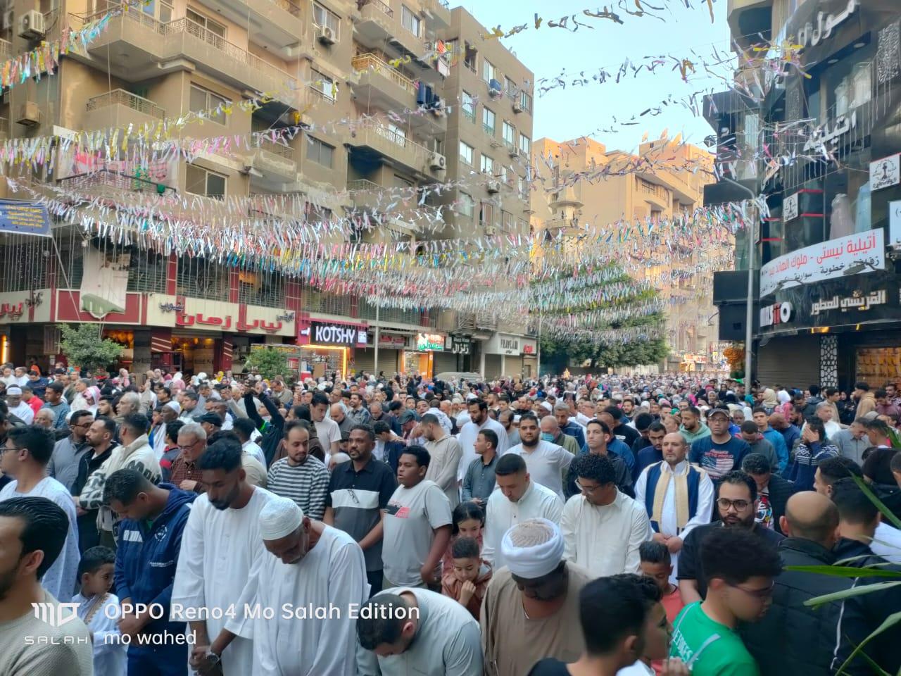 الألاف من المصلين يؤدون صلاة عيد الفطر في ساحات وشوراع الجيزة