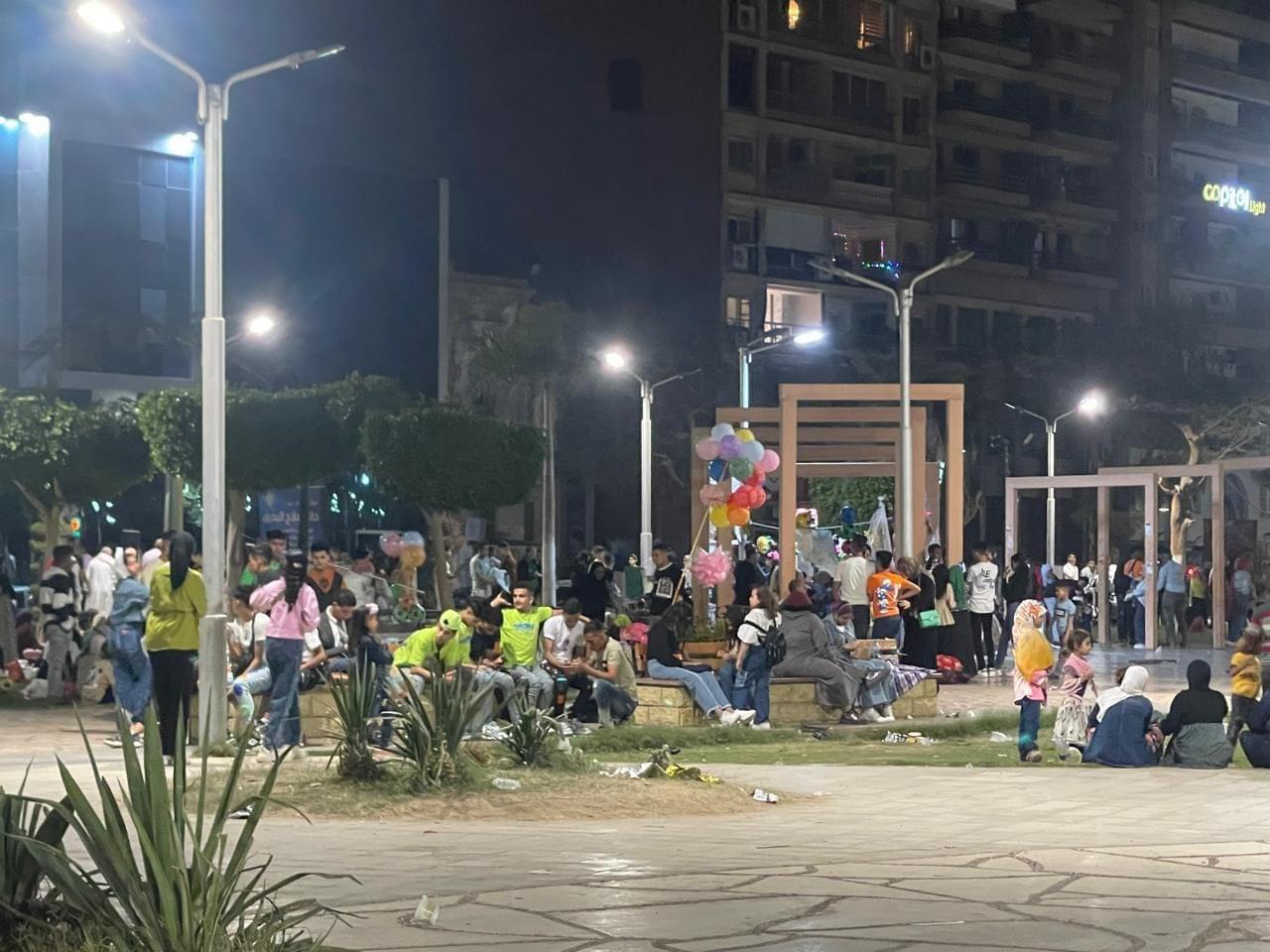 احتفالات مبهجة ومليئة بالفرح على كورنيش النيل بمدينة المنيا في ثاني أيام عيد الفطر المبارك