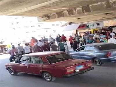 ضبط عامل تعدى على قائد سيارة وصعد أعلى مركبته في البحيرة