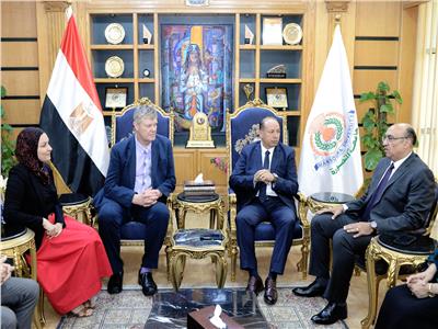    رئيس جامعة المنصورة يستقبل وفد جامعة مانشستر لمتابعة برنامج الصيدلة المشترك