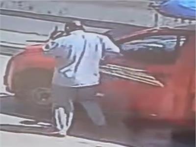 ضبط عامل سرق مبلغًا ماليًا من سيارة ربع نقل في البحيرة بعد تداول فيديو للواقعة