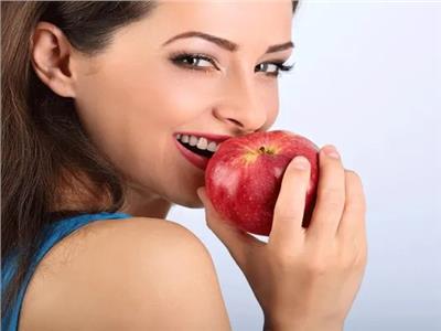 ماذا يحدث لجسمك عن تناول التفاح؟