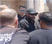 مشاهد حزينة.. أحمد حلمي يودع والدته لمثواها الأخير| فيديو 