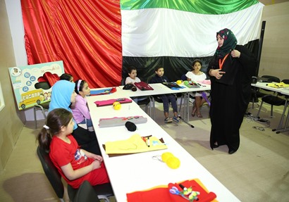 صغار ينسجون حكاياتهم الخاصة على القماش بـ "الشارقة للكتاب "