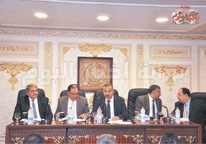 وزيرا الصحة والمالية أثناء مناقشة القانون داخل لجنة الصحة