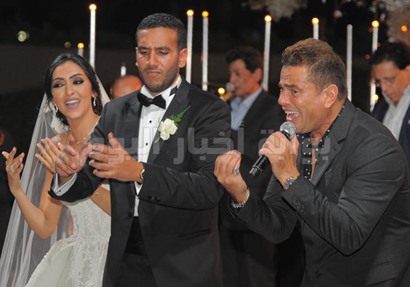 عمرو دياب مع العروسين