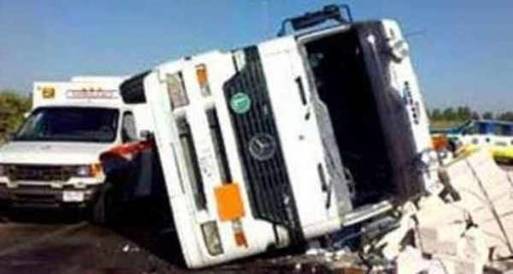 انقلاب نقل محملة بزجاجات مياه غازية مطلع كوبري أكتوبر