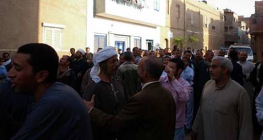مصريون عائدون من الخليج يحتجون على تأخر متعلقاتهم بـ"سفاجا"   