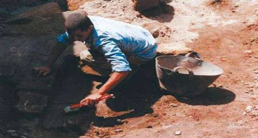 صاحب مصنع يختطف عاملا لإجباره التنقيب عن الآثار بسوهاج