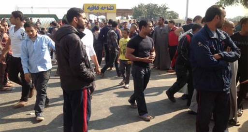  بالصور: أهالي جزيرة القرصاية يغلقون شارع البحر الأعظم 