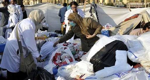 ثوار الزقازيق يقذفون مقر الحرية والعدالة بزجاجات المولوتوف