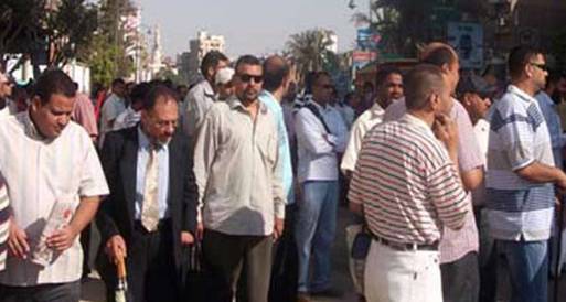 تجمهر العاملين بمجلس مدينة طنطا لعدم وجود الامن