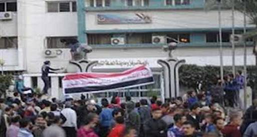 العشرات يقذفون مركز الشرطة بكفر الشيخ بالحجارة