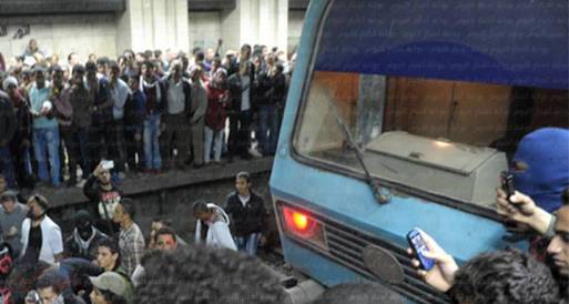 متظاهرون يقتحمون محطة مترو "السادات" لفرض العصيان المدني
