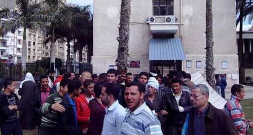 وقفة احتجاجية أمام المنصة لرفض "أخونة" الجيش