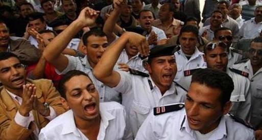 وقفة احتجاجية للعشرات من أمناء وأفراد الشرطة بالمنيا