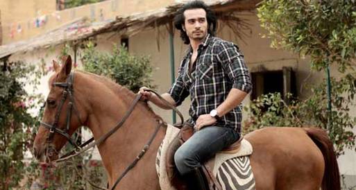 محمد عامر يتدرب علي ركوب الخيل من اجل " الملك النمرود "