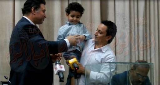 طفل يخرج مصطفي كامل من مجلس نقابة المهن الموسيقية 