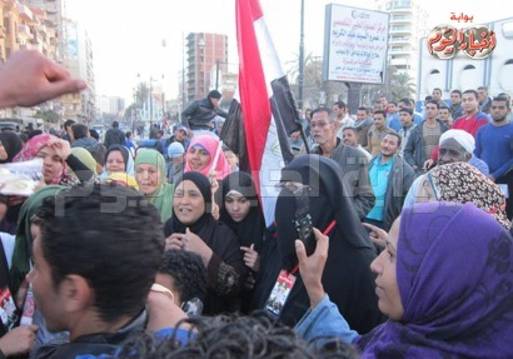 وقفة بالسويس احتفالا بذكرى الثورة ومطالبة السيسي بالترشح للرئاسة