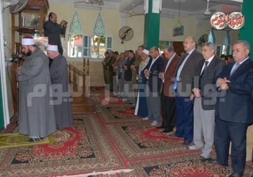محافظ أسيوط يؤدي صلاة الغائب 