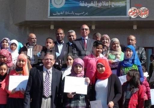 محافظ البحر الأحمر يكرم المتفوقين دراسياً علي مستوى مدارس المحافظة 