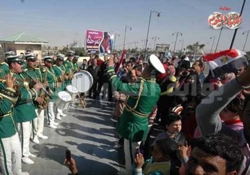 فرقة الموسيقى العسكرية تقدم عرضا بكورنيش السويس احتفالات بالثورة