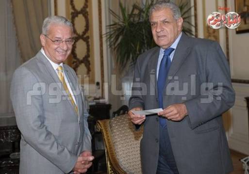 رئيس الوزراء إبراهيم محلب والمهندس محسن صلاح رئيس مجلس إدارة شركة المقاولون العرب - تصوير: أشرف شحات...