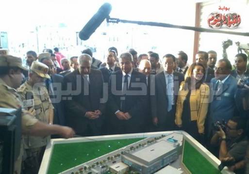 المهندس إبراهيم محلب رئيس الوزراء خلال افتتاح مركز التنمية الشبابية بشبرا الخيمة