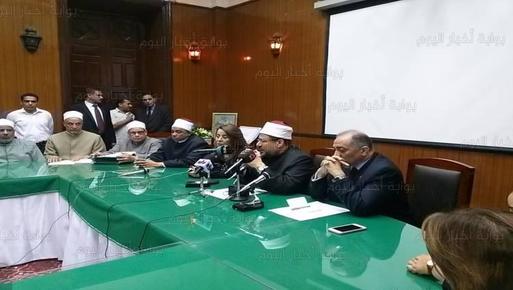 ​وزير الأوقاف يطالب بسن تشريع يجرم استغلال المعاق