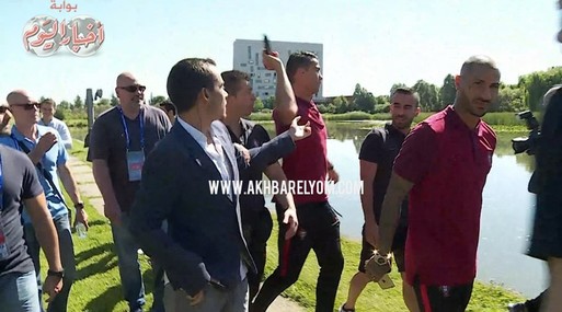 رونالدو لحظة القاء المايك في البحيرة