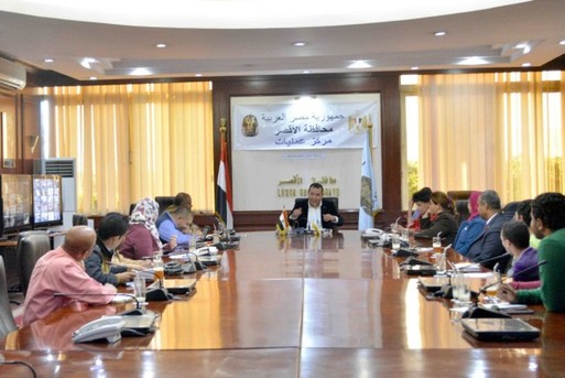 محافظ الأقصر يبحث مع وفد مصر الخير تطوير قرية كومير بإسنا