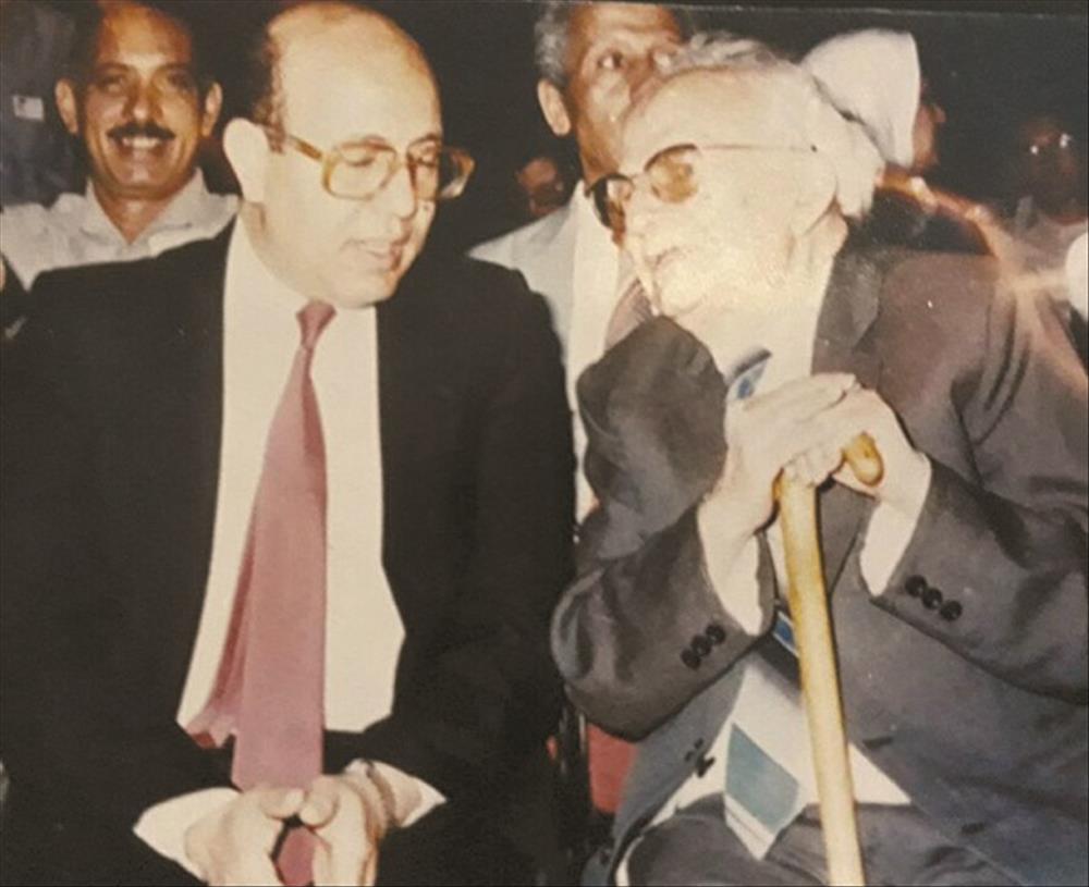  الشاعر د. أحمد تيمور يتحدث مع الأديب الكبير الراحل يحيى حقى