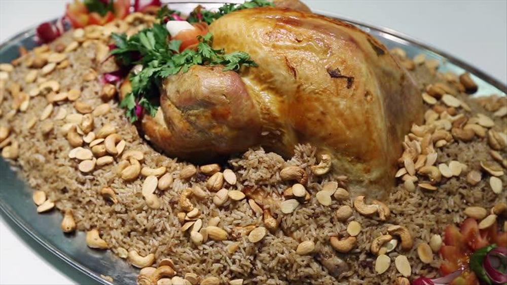 طبق اليوم .. «الدجاج المحشي مع الأرز المبهر»