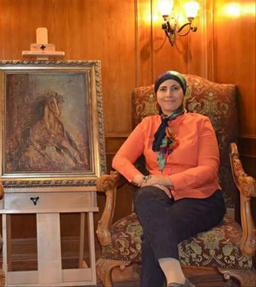الفنانة التشكيلية نيفين منصور