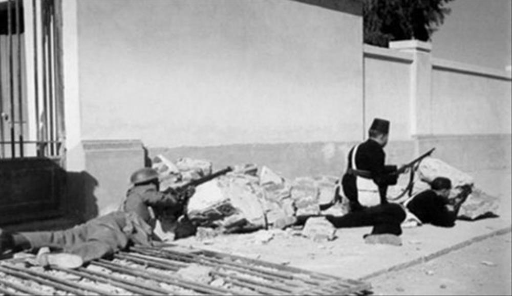 • رجال الشرطة يدافعون عن مدينة الإسماعيلية ضد المحتل البريطاني
