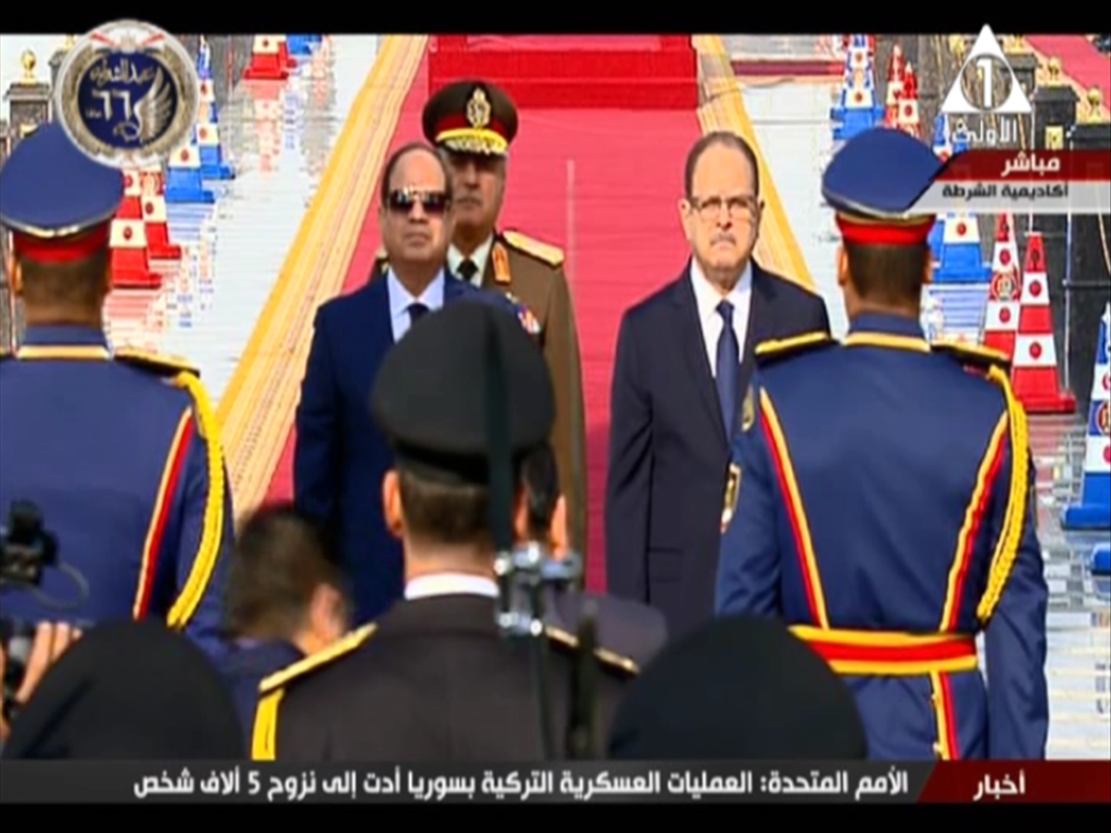 السيسي يضع  إكليلا من الزهور على النصب التذكارى لشهداء الشرطة