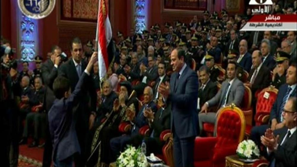 الرئيس السيسي يقبل رأس أحد أبناء شهداء الشرطة