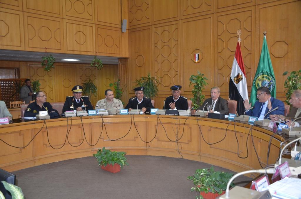 المحافظ خلال الاجتماع 