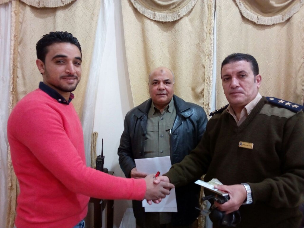تسليم رخصه مجانا لمواطن منوفى