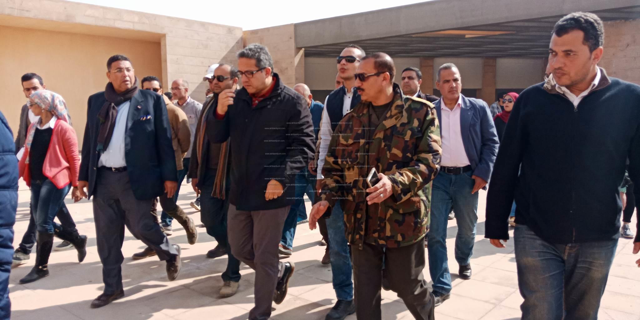 خالد العناني يتفقد مشروع تطوير الأهرامات 